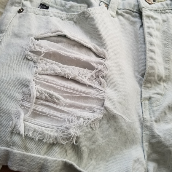 KanCan Light Wash Distressed Denim Shorts Large - Picture 4 of 13